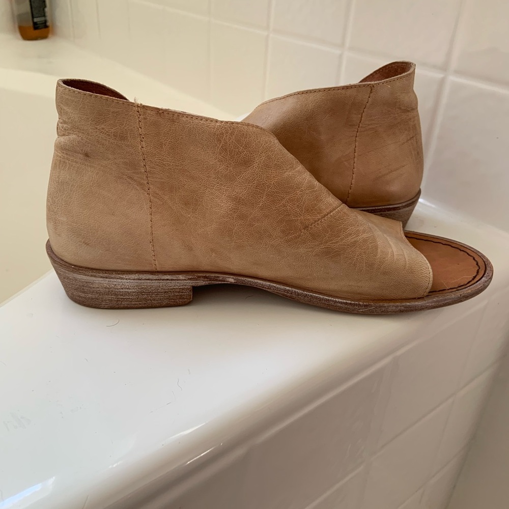 Women's Tan Leather Ankle Boots.  Free people size 42 = women’s size 11